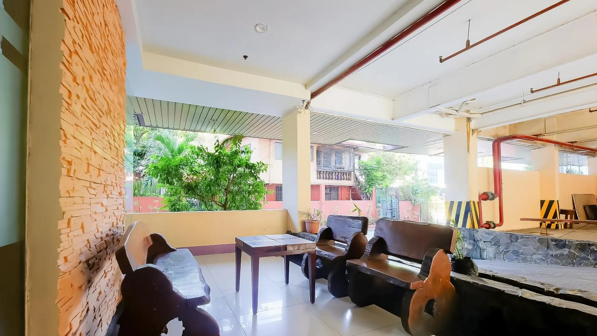 Las Piñas Cote D' Azure酒店